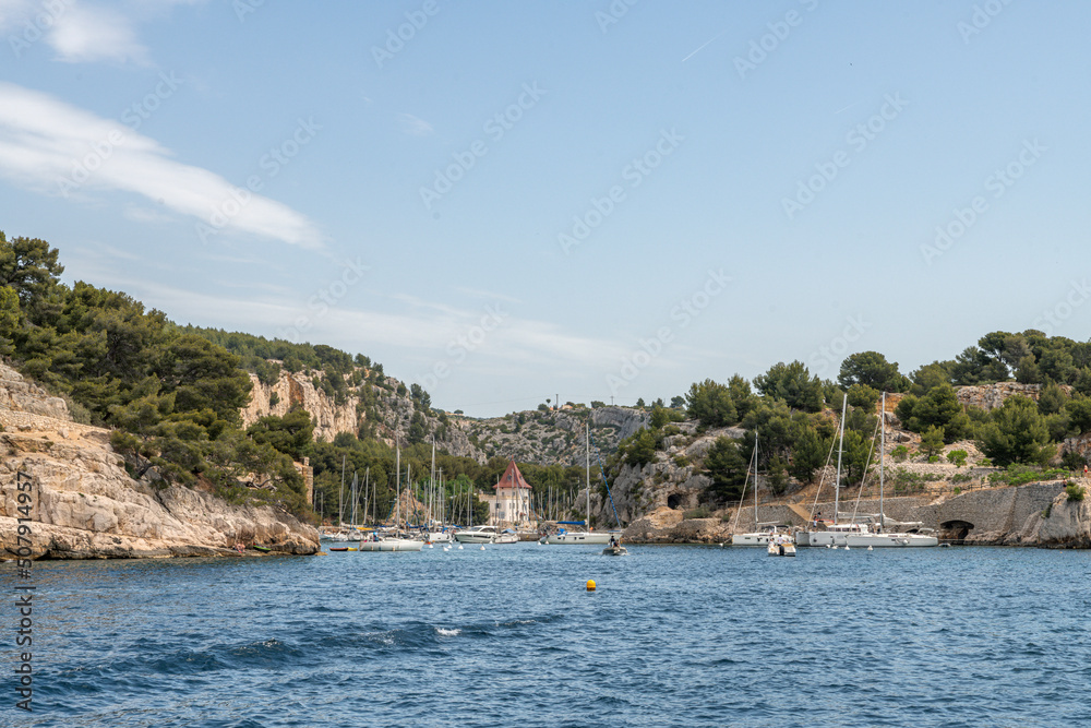 Obraz premium Paysage en bord de mer avec les falaises bordant les calanques entre Marseille et Cassis dans le Sud de la France, lieu privilégié de vacances et de voyage