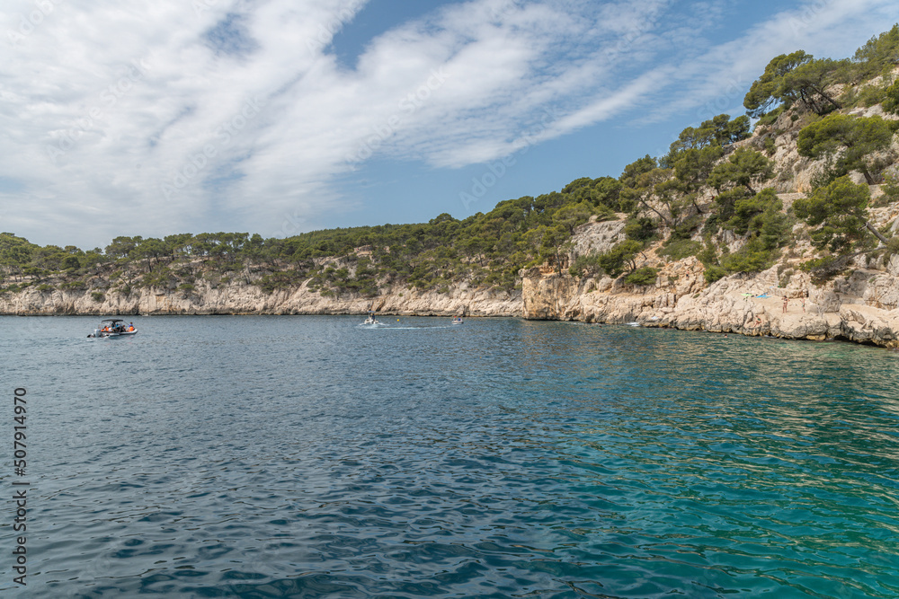 Paysage en bord de mer avec les falaises bordant les calanques entre Marseille et Cassis dans le Sud de la France, lieu privilégié de vacances et de voyage