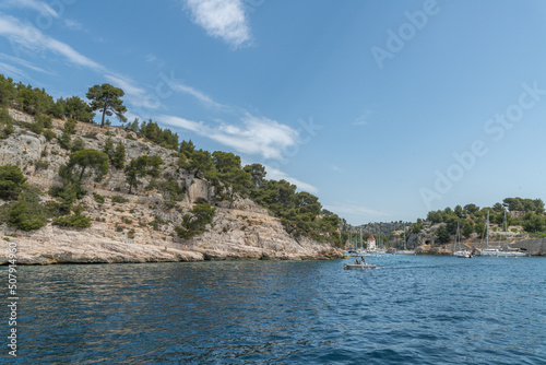 Paysage en bord de mer avec les falaises bordant les calanques entre Marseille et Cassis dans le Sud de la France, lieu privilégié de vacances et de voyage
