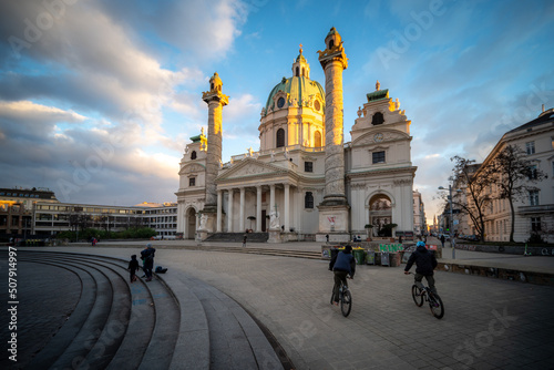 Karlskirche Wien mit Radfahrer