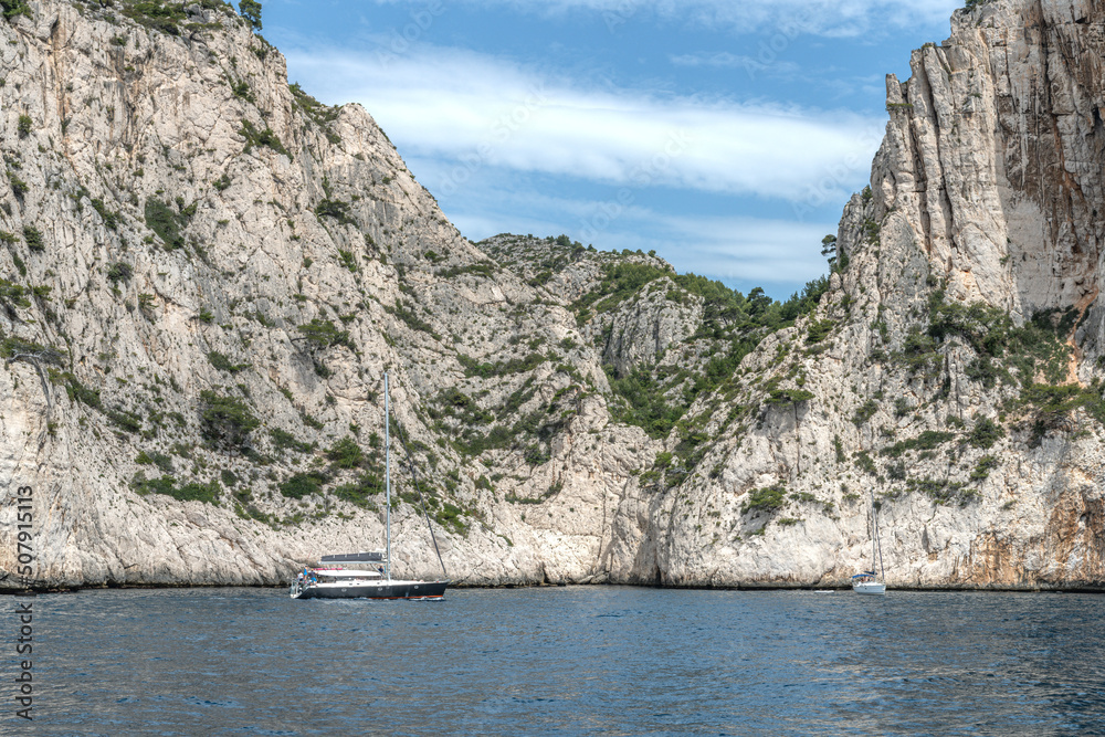 Fototapeta premium Paysage en bord de mer avec les falaises bordant les calanques entre Marseille et Cassis dans le Sud de la France, lieu privilégié de vacances et de voyage