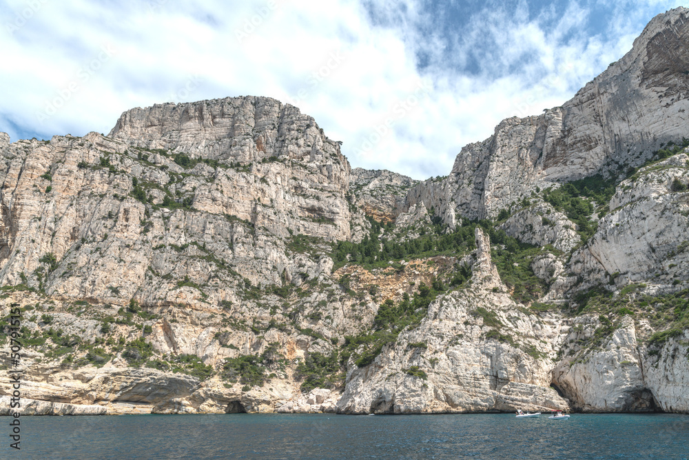 Paysage en bord de mer avec les falaises bordant les calanques entre Marseille et Cassis dans le Sud de la France, lieu privilégié de vacances et de voyage