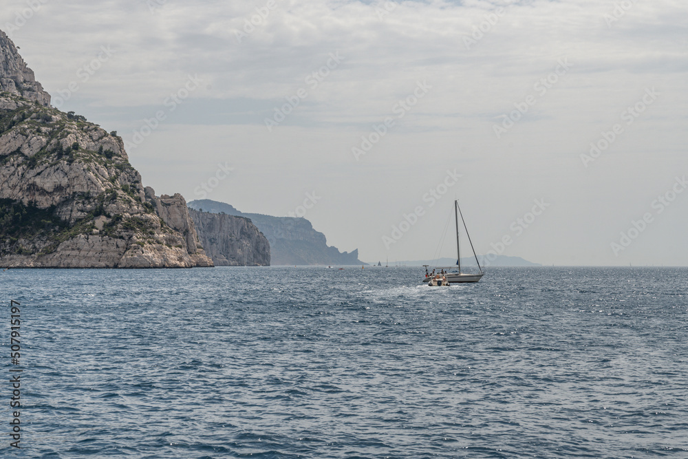 Paysage dans les calanques entre Marseille et Cassis avec un voilier
