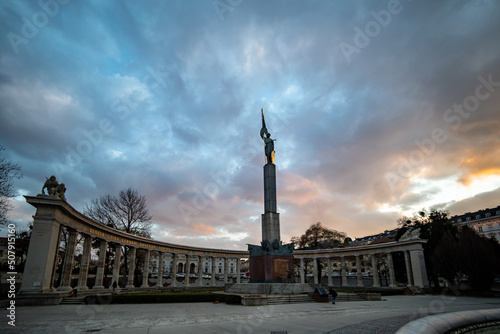 Russisches Heldendenkmal in Wien mit schönen Abendhimmel