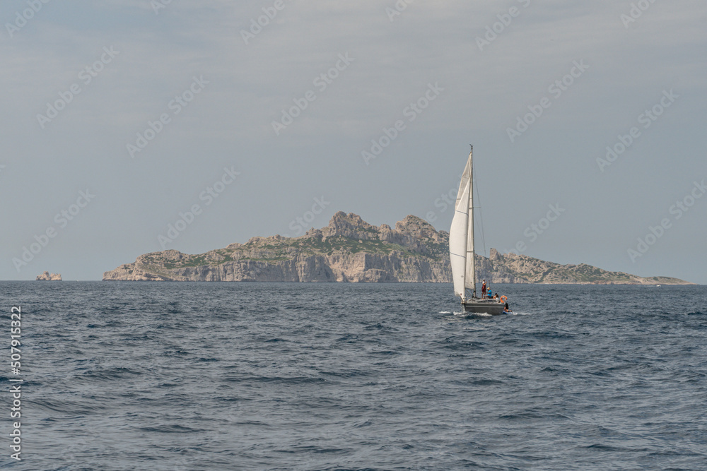 Paysage dans les calanques entre Marseille et Cassis avec un voilier