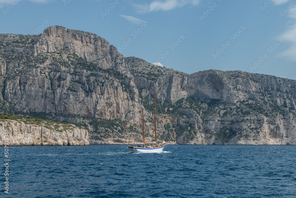 Paysage dans les calanques entre Marseille et Cassis avec un voilier