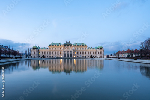 Belvedere mit Teich im Vordergrund in Wien