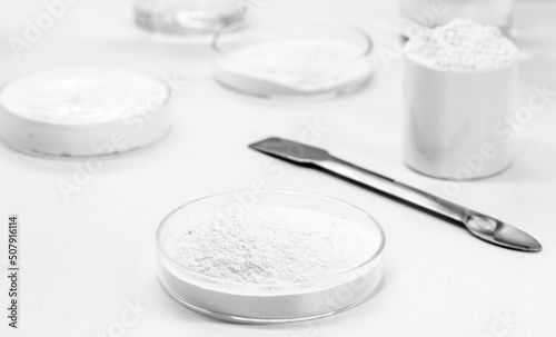 petri dish with crude Benzoyl Peroxide, used in the preparation of cream, lotion or gel in the treatment of acne and dermatosis.