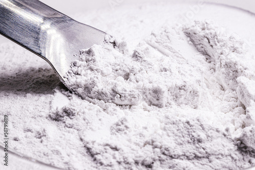 Benzoyl peroxide powder, chemical compound used in the preparation of cream, lotion or gel in the treatment of acne and mild to moderate forms of dermatitis.