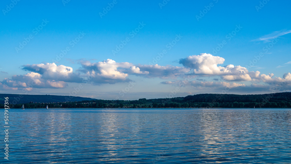 Sommerurlaub am schönen Bodensee bei strahlender Sonne und schöne Wolkenstimmung 