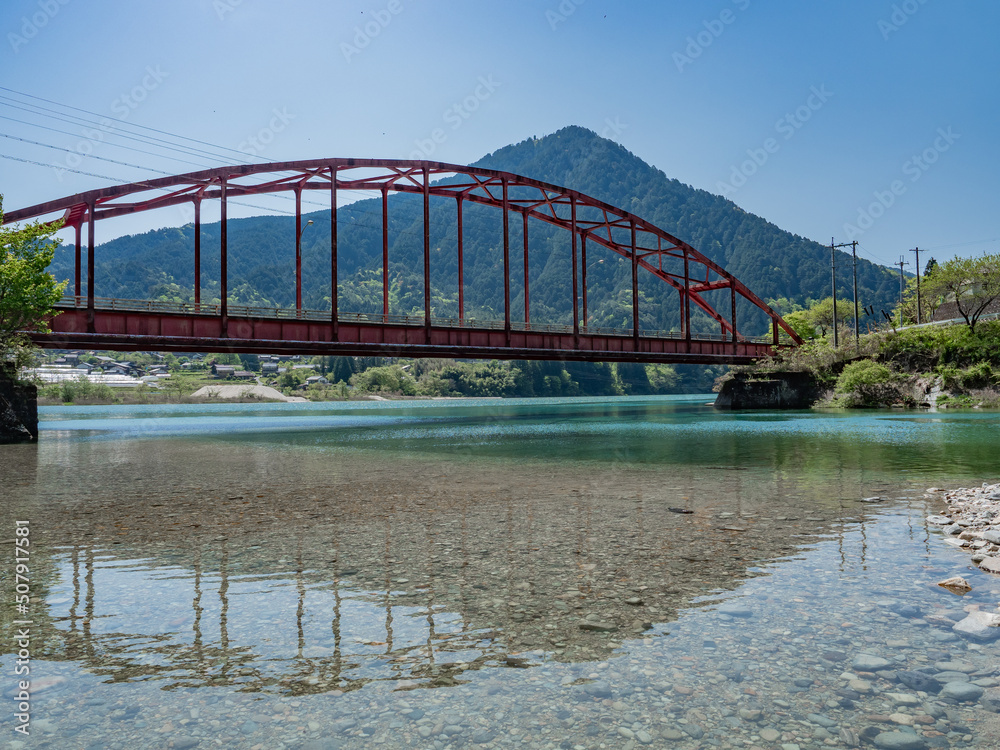 Obraz premium 阿寺渓谷の入り口の鉄橋