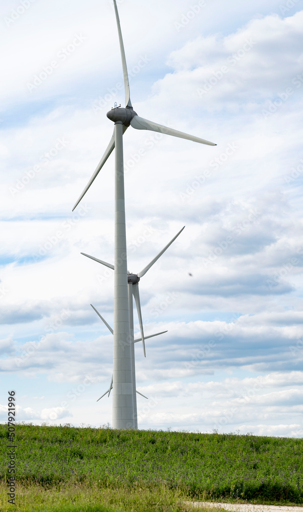 éoliennes en rang dans les nuages éoliennes en rang dans les nuages