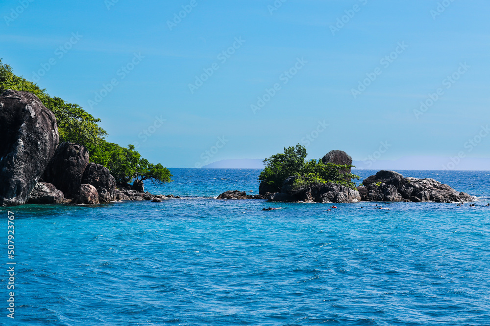 Naklejka premium Beautiful sea with clear sky and island