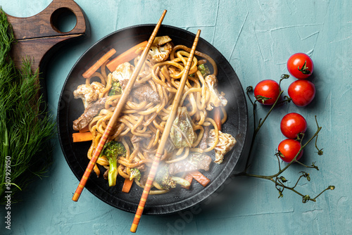 Hot and fresh meat yakisoba with fresh vegetables.