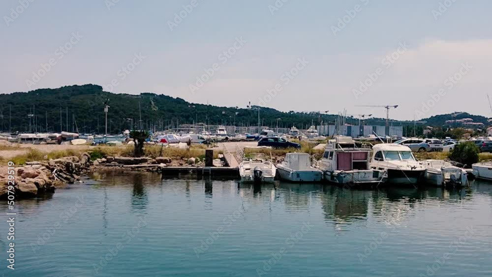 Mouvement de caméra sur les bateaux et voiliers à la baie du Lazaret Mouvement de caméra sur les bateaux et voiliers à la baie du Lazaret