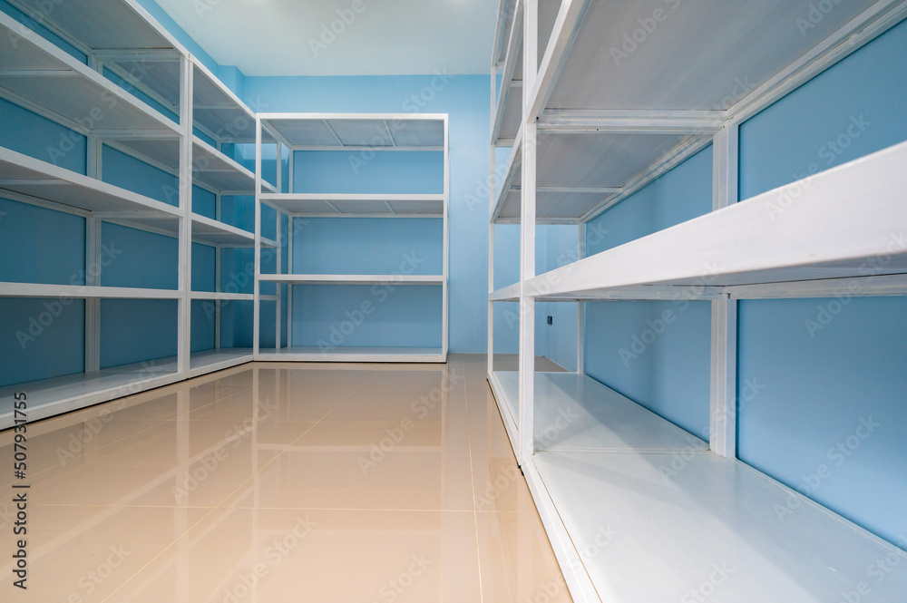 Obraz premium Empty white shelves in blue storage room