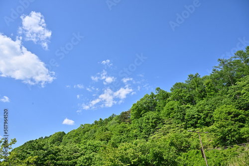 夏の登山のイメージに使いやすい晴天の山