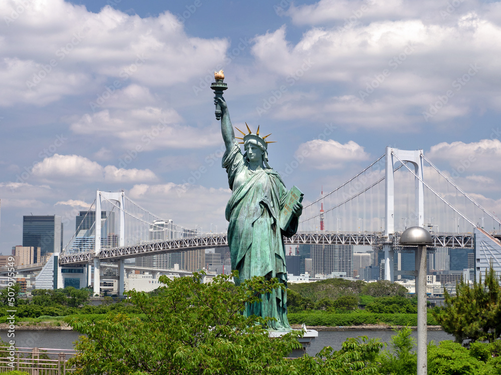 Fototapeta premium お台場海浜公園の自由の女神像。2022年5月、東京都港区にて撮影。