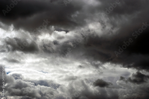 Fotografiet Dramatic sky - Background of dark clouds before thunder-storm