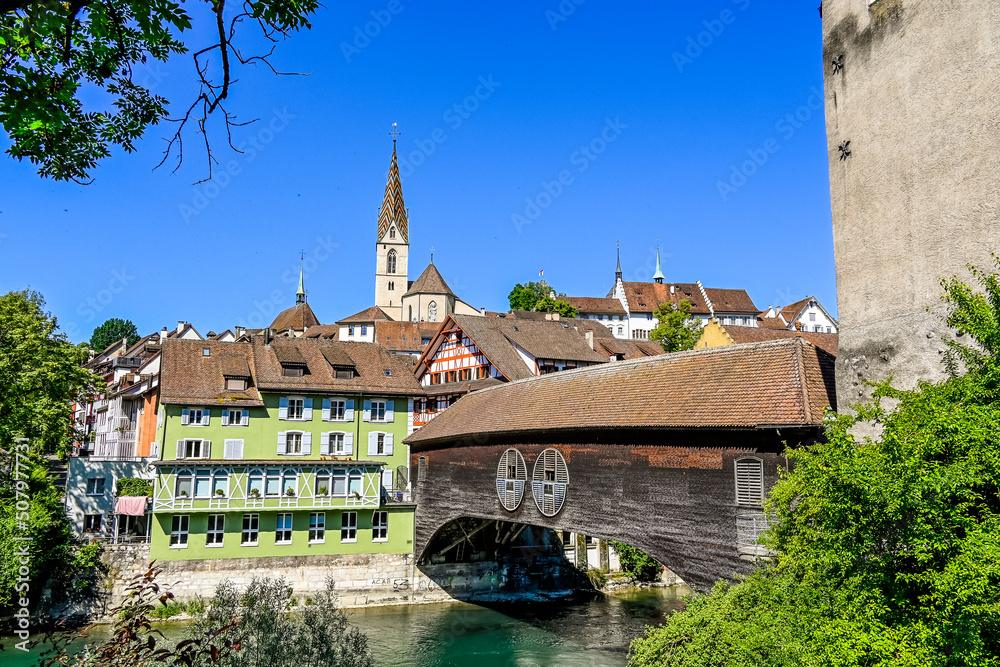 Fototapeta premium Stadt Baden, katholische Kirche, Altstadt, Altstadthäuser, Holzbrücke, Landvogteischloss, Limmat, Fluss, Flussufer, Uferweg, Aargau, Sommer, Schweiz