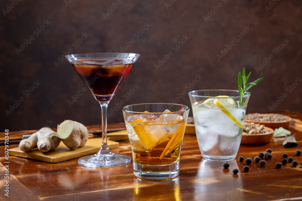 Fototapeta premium bevande assortimento di aperitivi 
