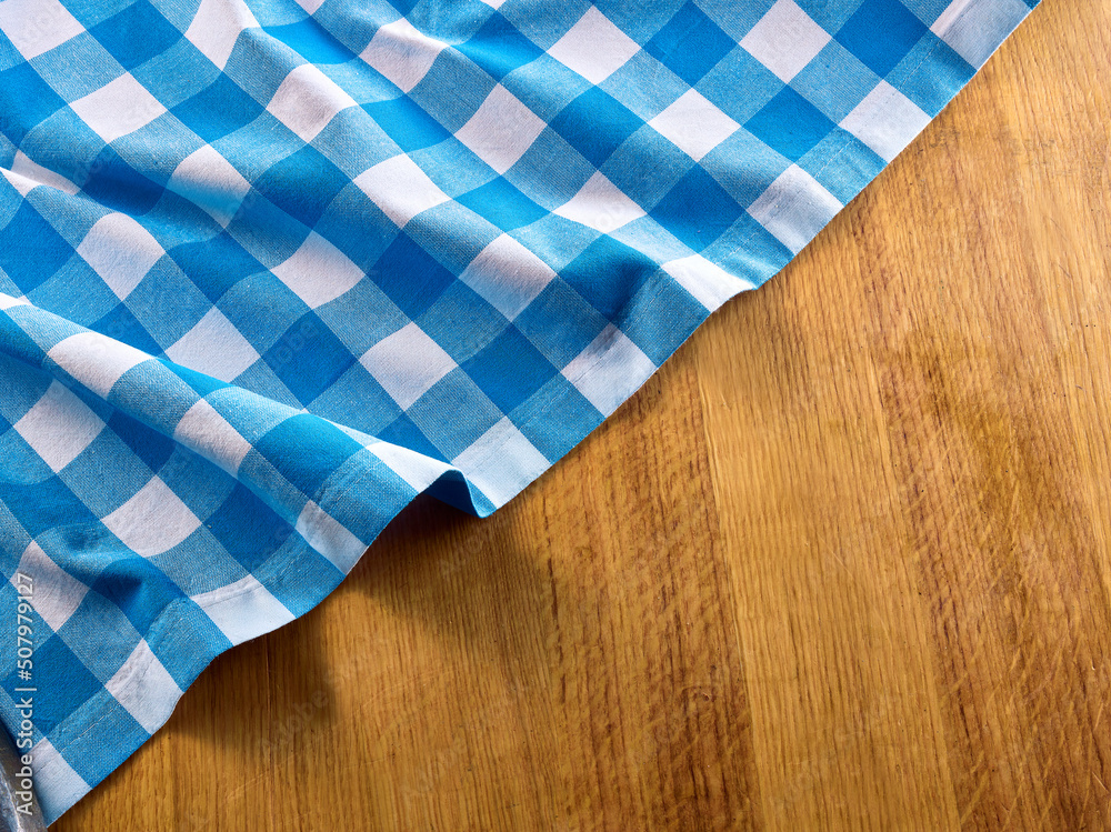 Blau Cyan karierte Serviette auf Holzfond Blau Cyan karierte Serviette auf Holzfond