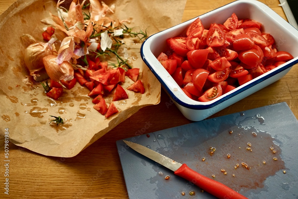 preparing sliced tomatoes