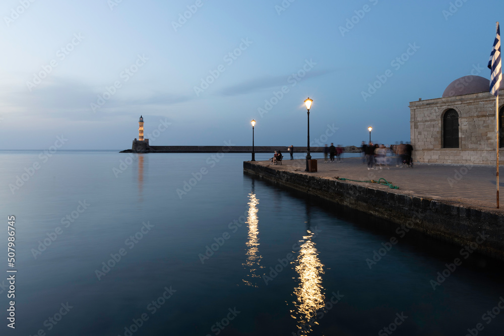 Blaue Stunde im venezianischen Hafen mit Blick auf den Leuchtturm in Chania - Kreta - Griechenland