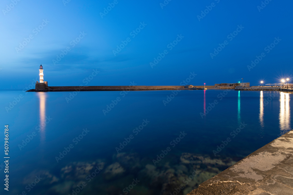 Blaue Stunde im venezianischen Hafen mit Blick auf den Leuchtturm in Chania - Kreta - Griechenland Blaue Stunde im venezianischen Hafen mit Blick auf den Leuchtturm in Chania - Kreta - Griechenland