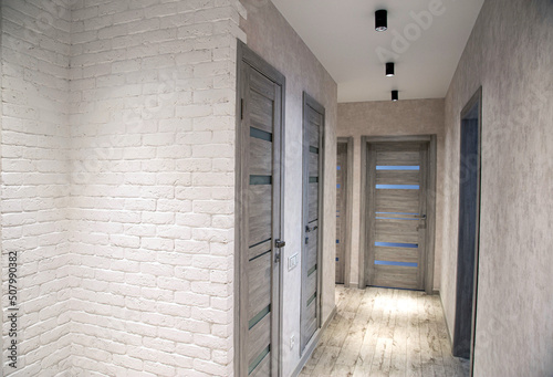 Photo Modern corridor in an apartment after renovation in gray tones