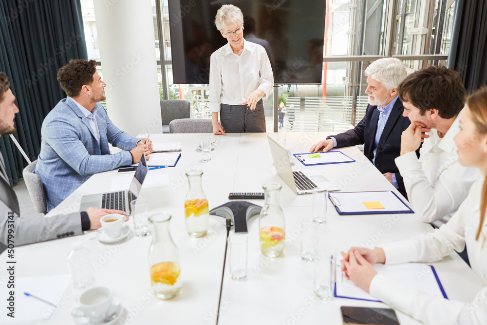 Ältere Business Frau hält Vortrag oder Referat Stock Photo | Adobe Stock