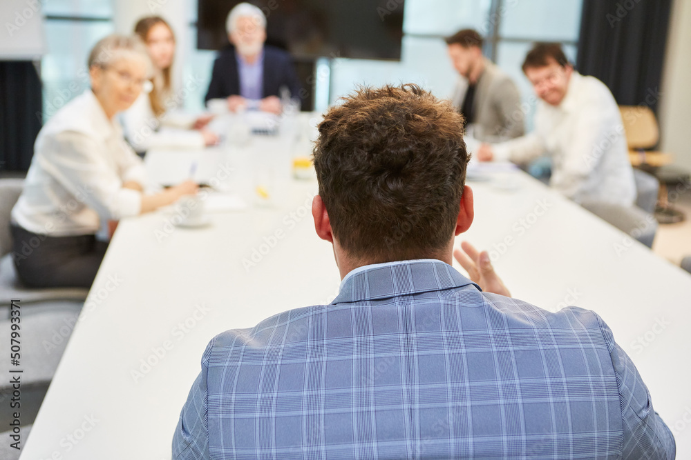 Bewerber beim Vorstellungsgespräch mit Arbeitgeber Bewerber beim Vorstellungsgespräch mit Arbeitgeber