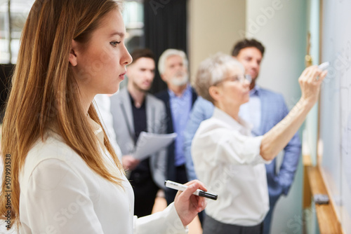 Studentin oder Trainee in einem Ideen Workshop