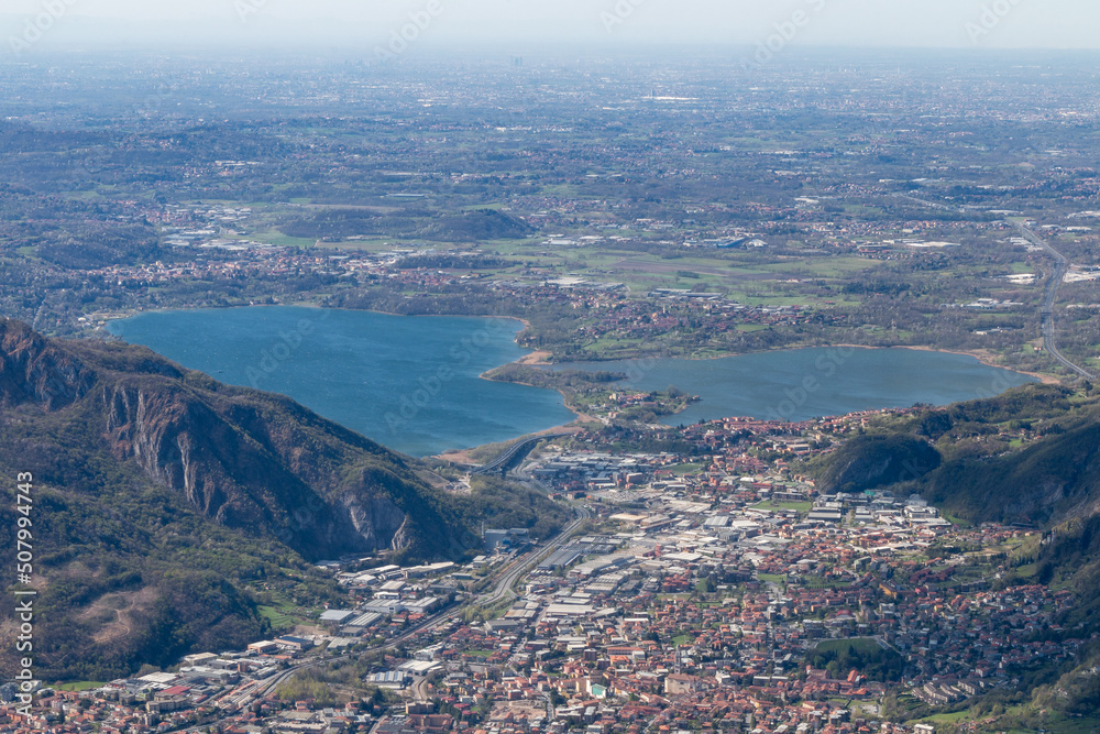 Fototapeta premium view of the lake from the top of the mountain