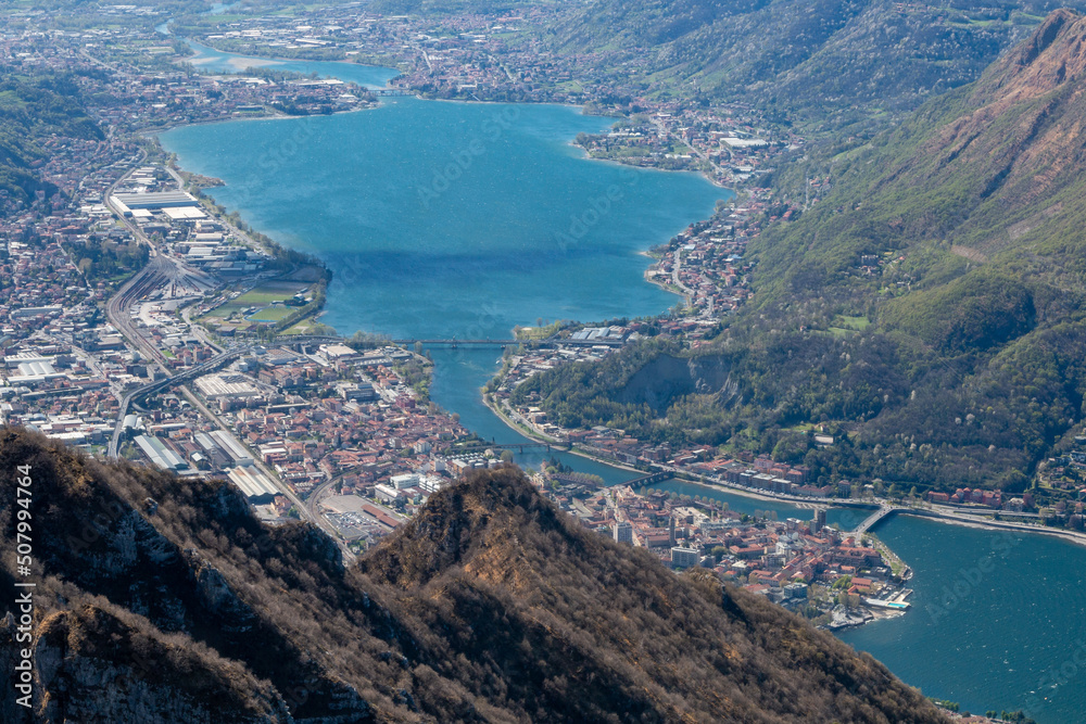 Obraz premium view of the lake from the top of the mountain