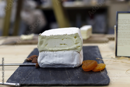 queso brie cremoso en tabla de quesos con frutos photo