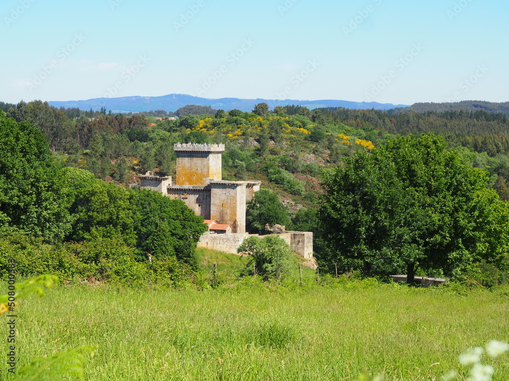 castillo fortaleza militar de origen medieval construido en piedra, cuatro torres,  en un paisaje incomparable a orillas del río pambre, la coruña, galicia, españa, europa