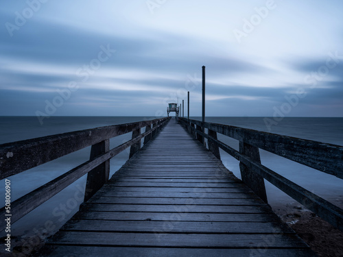 La jetée en bois de Luc sur mer en Normandie en France