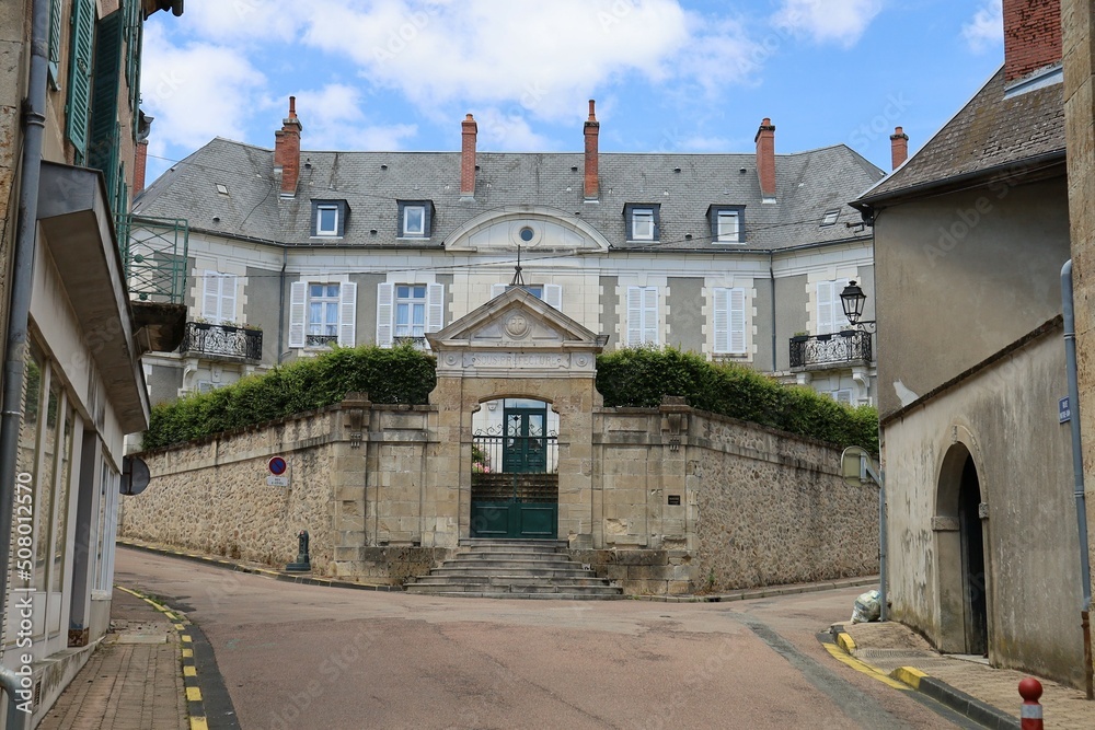 La sous-préfecture de la nièvre, vue de l'extérieur, ville de Chateau-Chinon, département de la Nièvre, France