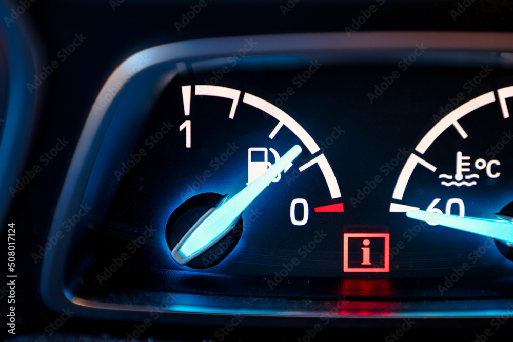 Tankanzeige im Auto zeigt fast leeren Tank Tankanzeige im Auto zeigt fast leeren Tank