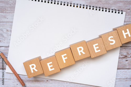 リフレッシュのイメージ｜「REFRESH」と書かれた積み木、ノート、ペン photo