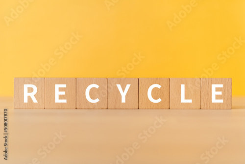 リサイクルのイメージ｜「RECYCLE」と書かれた積み木