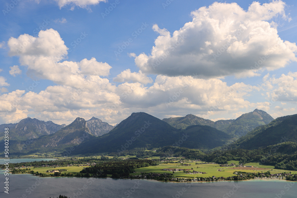 Schönes Salzkammergut; Blick vom Aberseeblick über den Wolfgangsee zu Sparber, Rinnkogel,  Bleckwand und Wieslerhorn