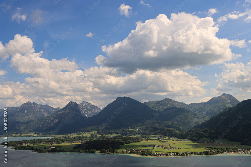 Wunderschönes Salzkammergut; Blick  von Norden über den Wolfgangsee auf Rettenkogel, Sparber, Rinnkogel, Bleckwand und Wieslerhorn