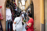 Mujeres gitanas vendiendo romero a turistas en Granada, Andalucía, España