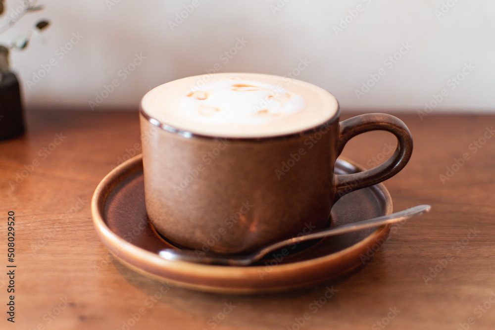 カフェでくつろぐリラックスの癒し空間 カフェラテコーヒー アップ2 カフェでくつろぐリラックスの癒し空間 カフェラテコーヒー アップ2