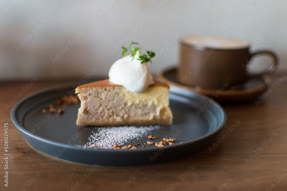 カフェでくつろぐリラックスの癒し空間　カフェラテコーヒーと泡ののったチーズケーキ3