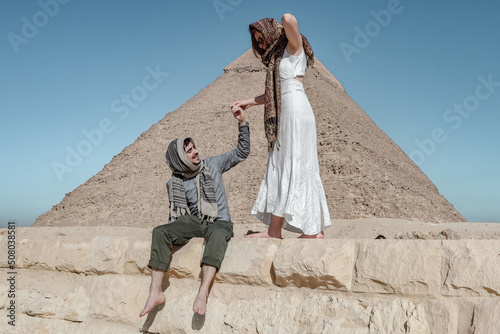 Couple in love wandering around the pyramids of Giza in Caïro.