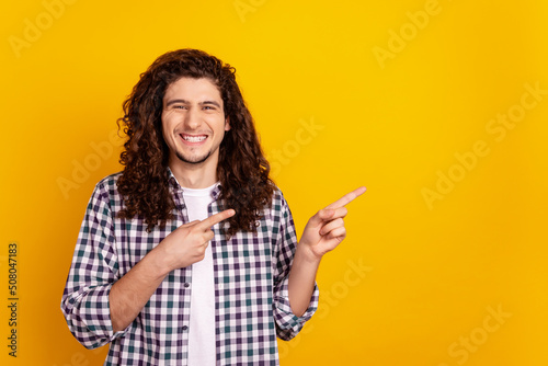 Φωτογραφία Photo of young man indicate fingers empty space ad choice suggest discount isola