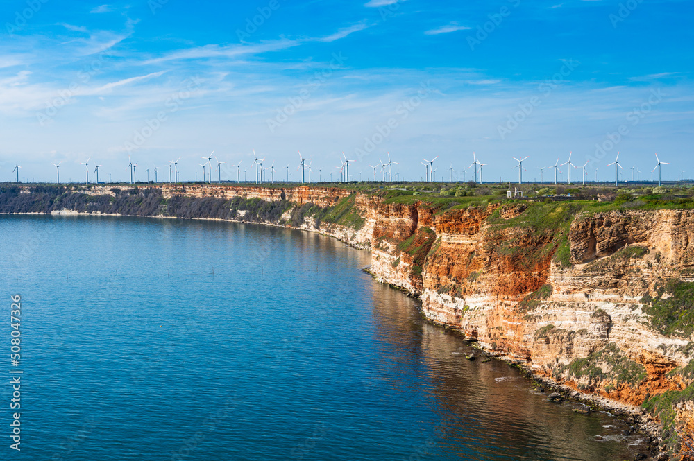 Windkraftanlagen an der Bulgarischen Schwarzmeerküste bei Kaliakra